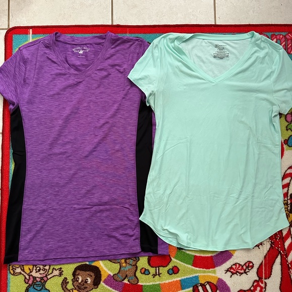 Woman’s athletic tops 🩷 - Picture 1 of 4